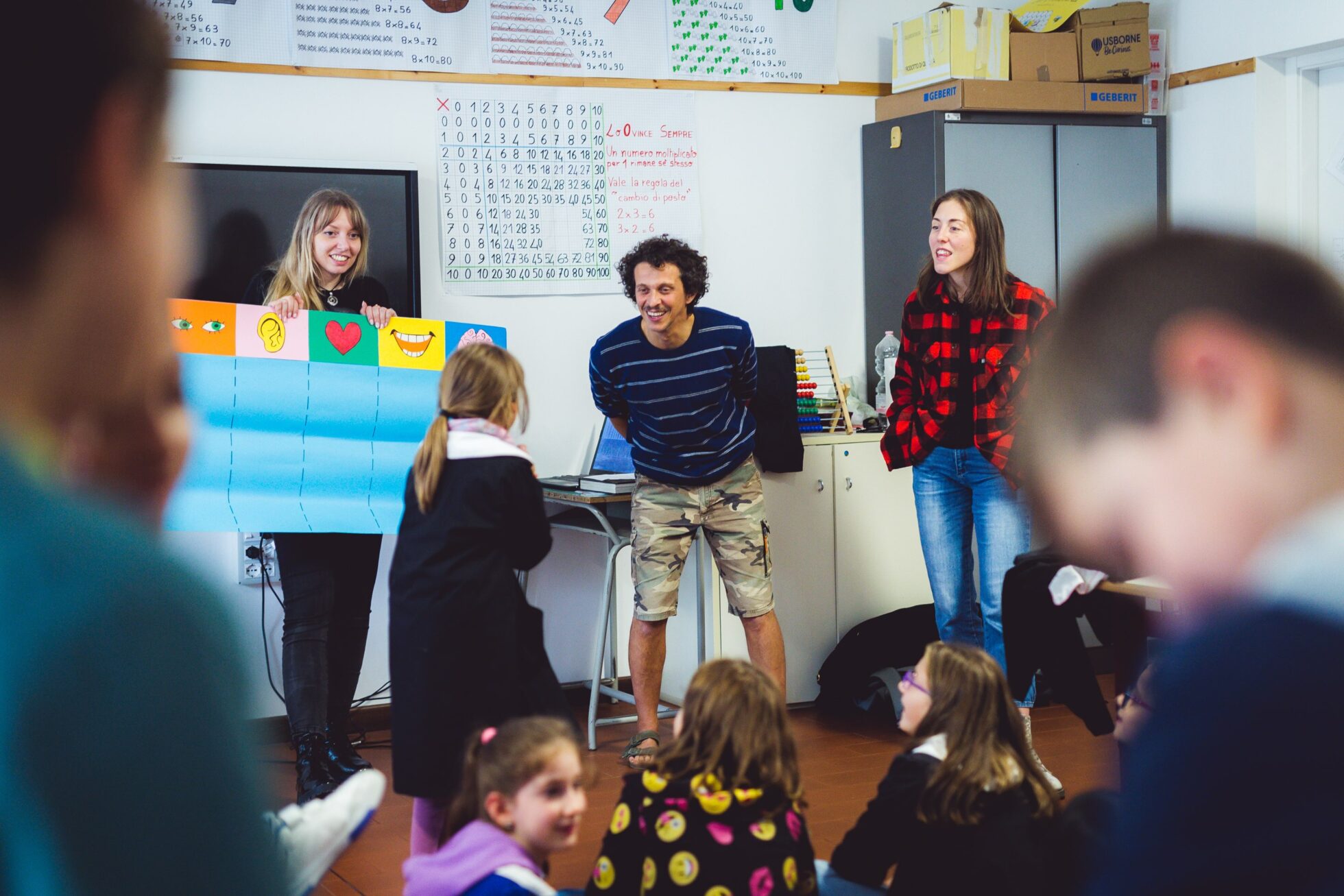 un attore incontra una bambina in classe