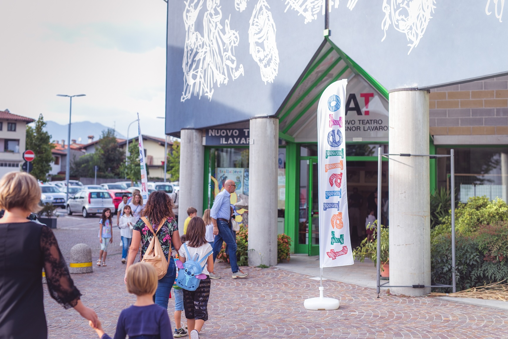 Genitori che accompagnano i bambini a teatro
