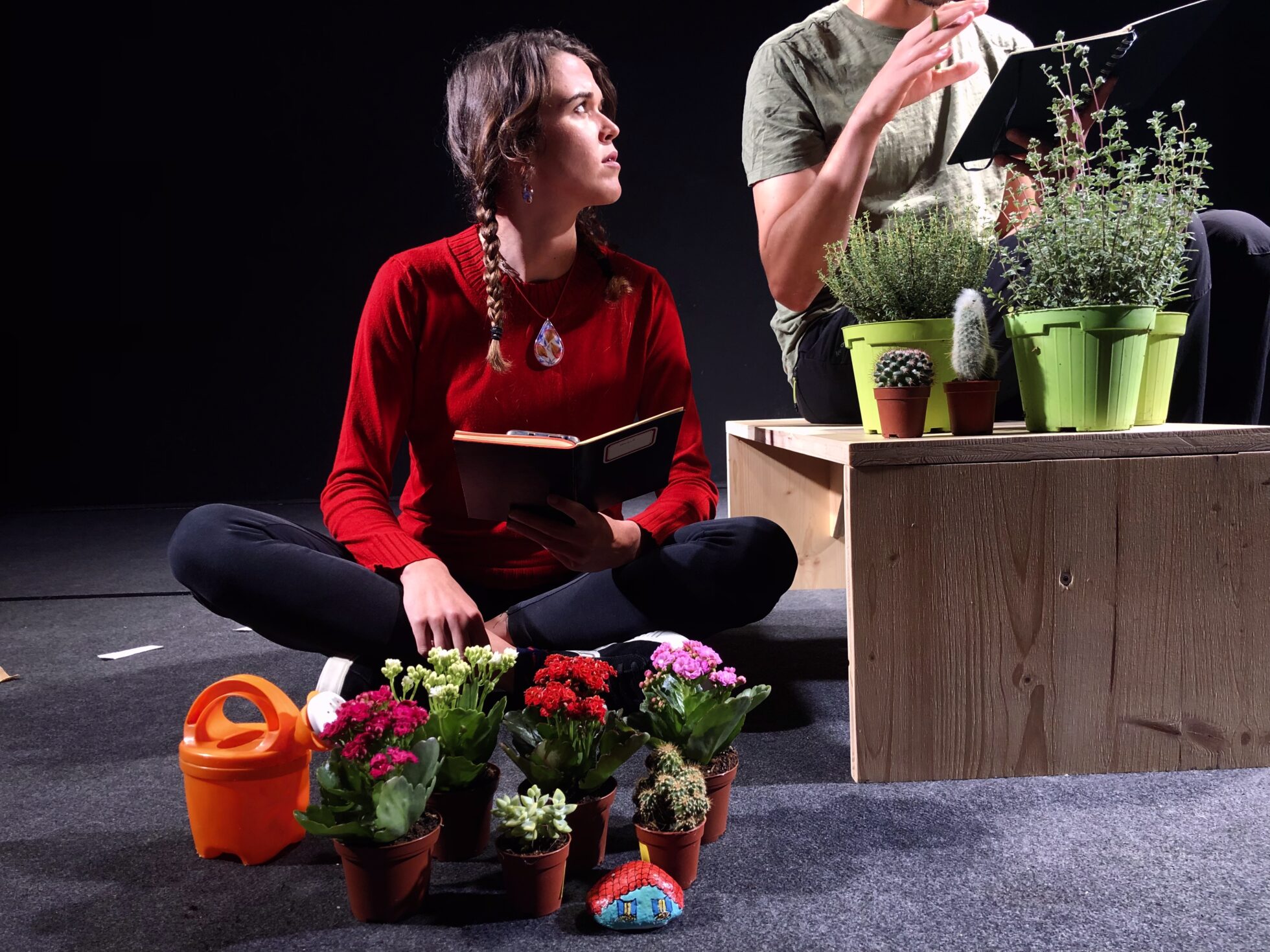 due attori con delle piante fiorite