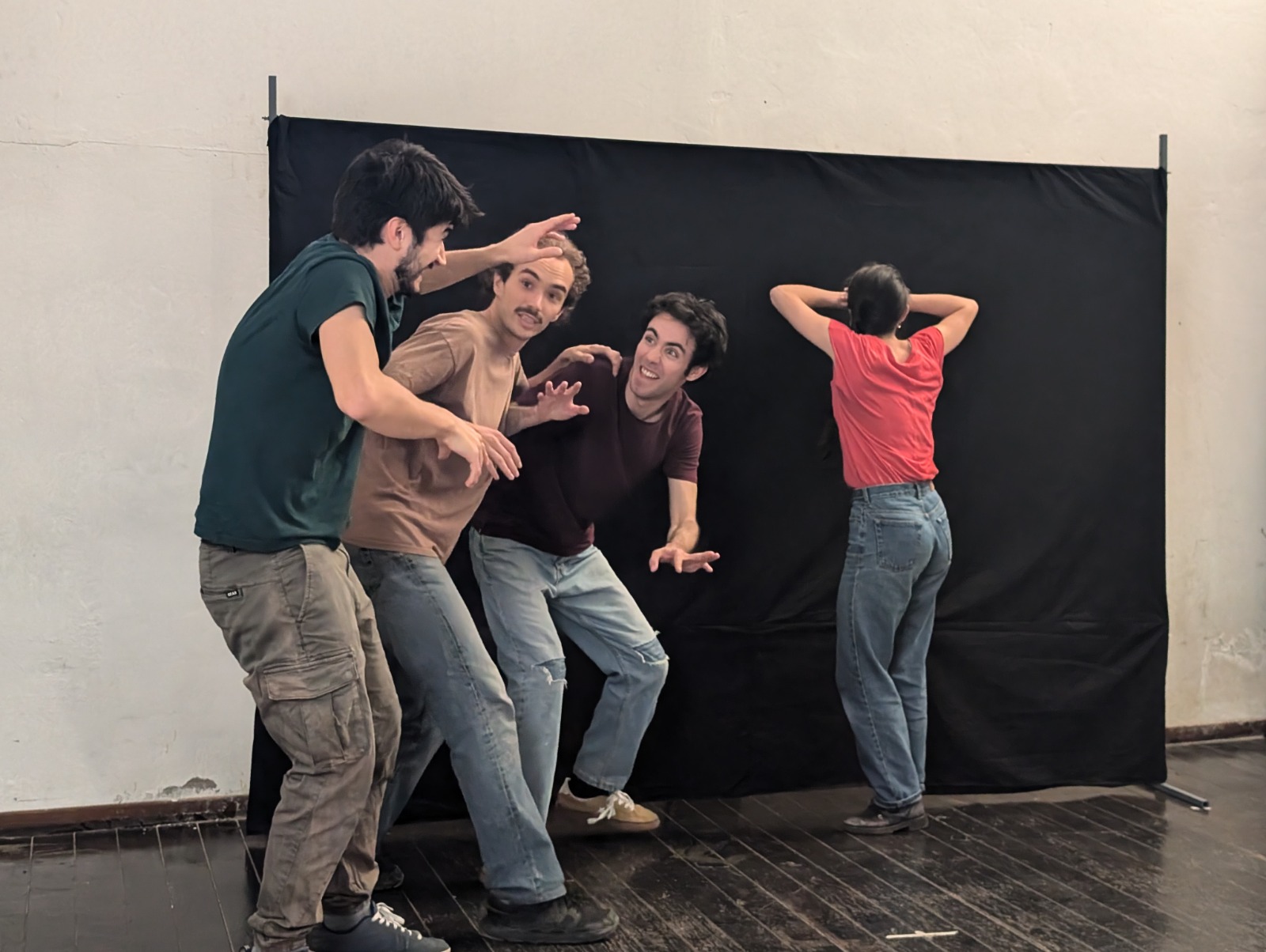 tre uomini e una donna in scena