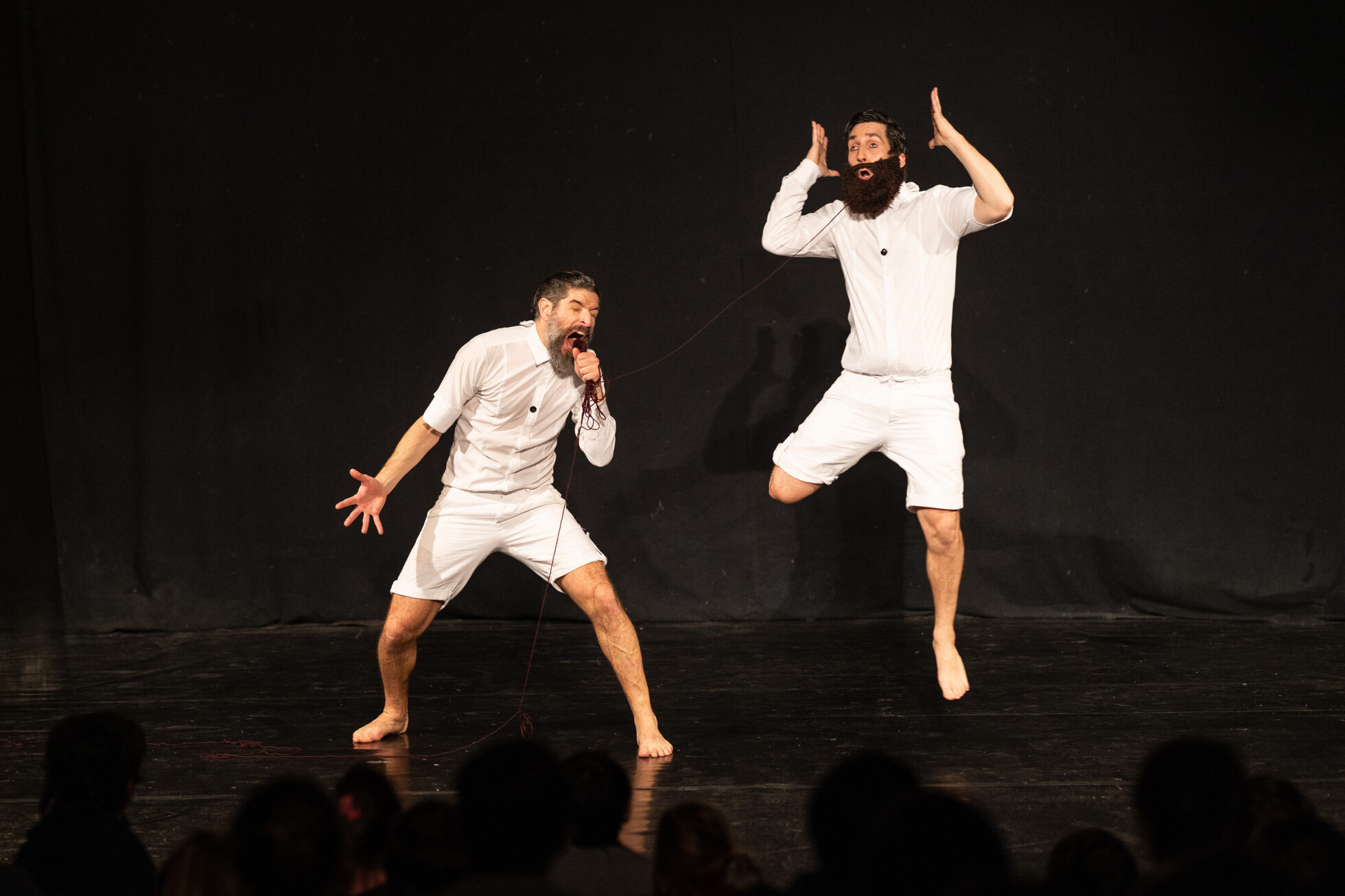 due attori vestiti di bianco