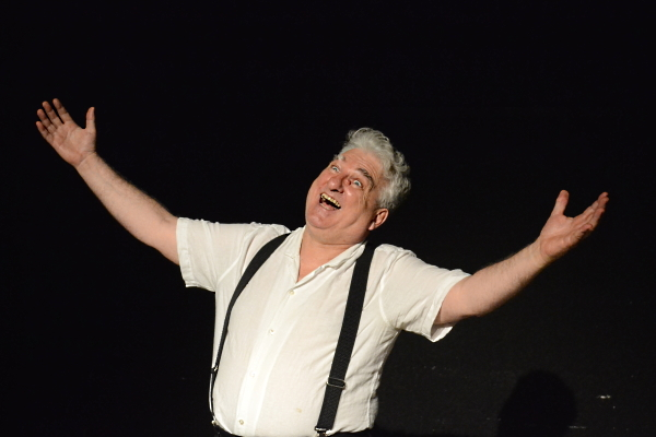 attore maschio in scena