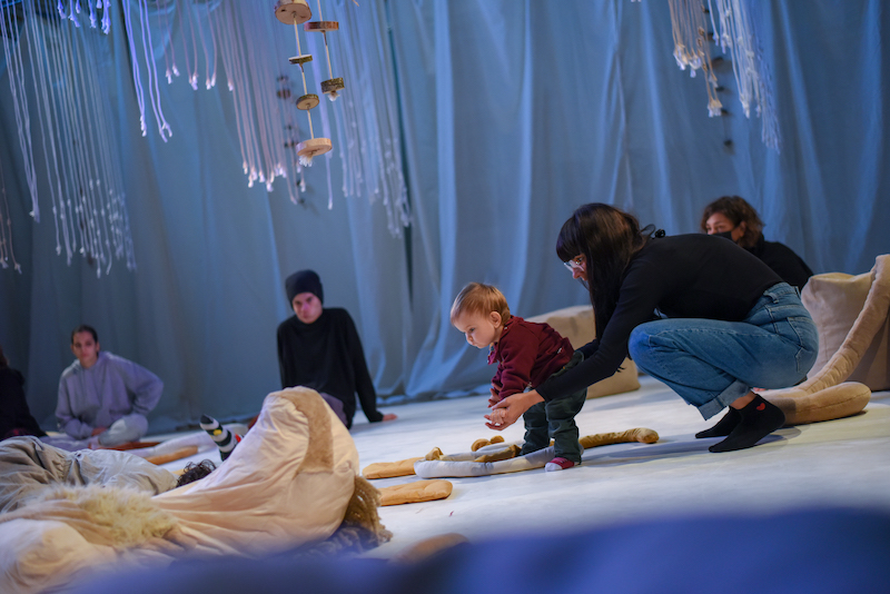 attori e genitore con bambino di pochi mesi