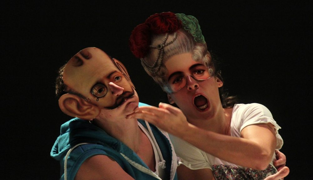 due attori con delle maschere