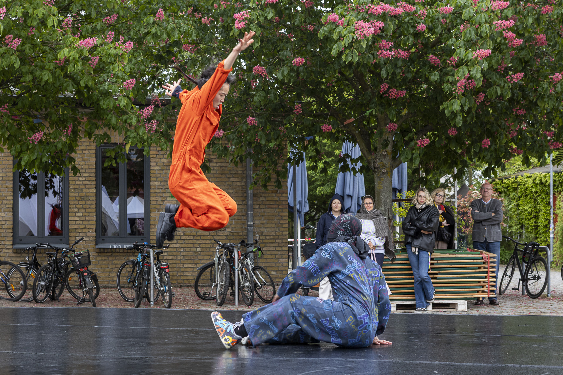 un attore vestito in arancione e uno in blu