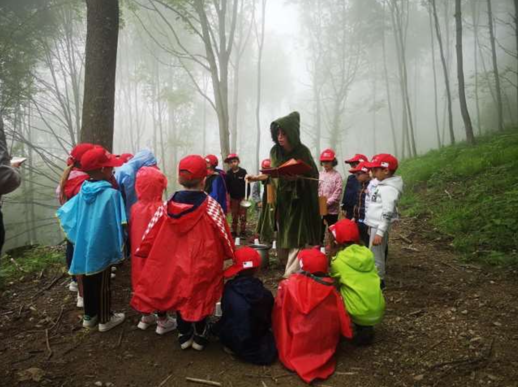 attrice nel bosco attorniata da bambini