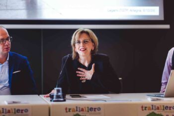 maria giulia seduta in conferenza stampa