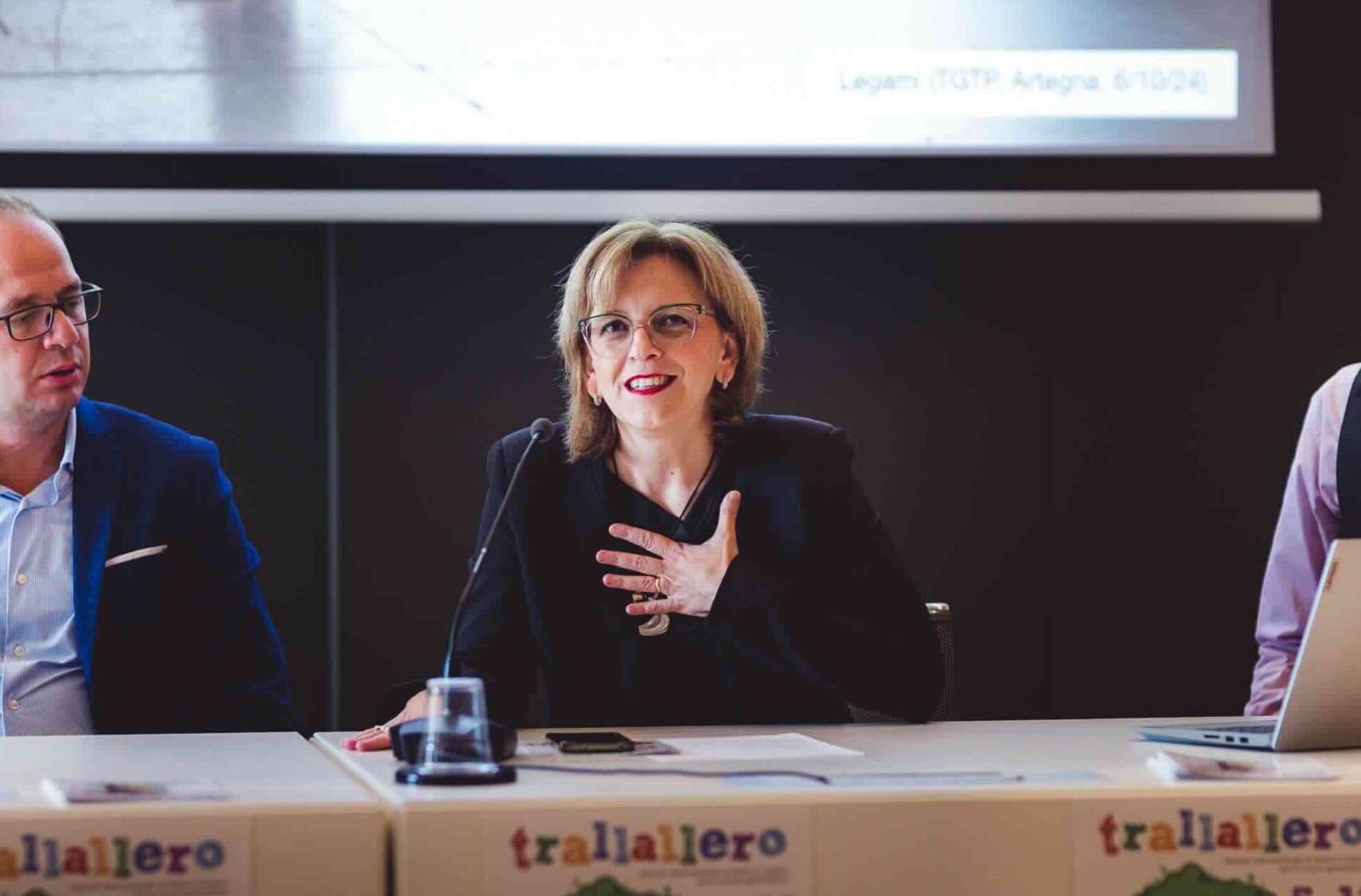 maria giulia seduta in conferenza stampa