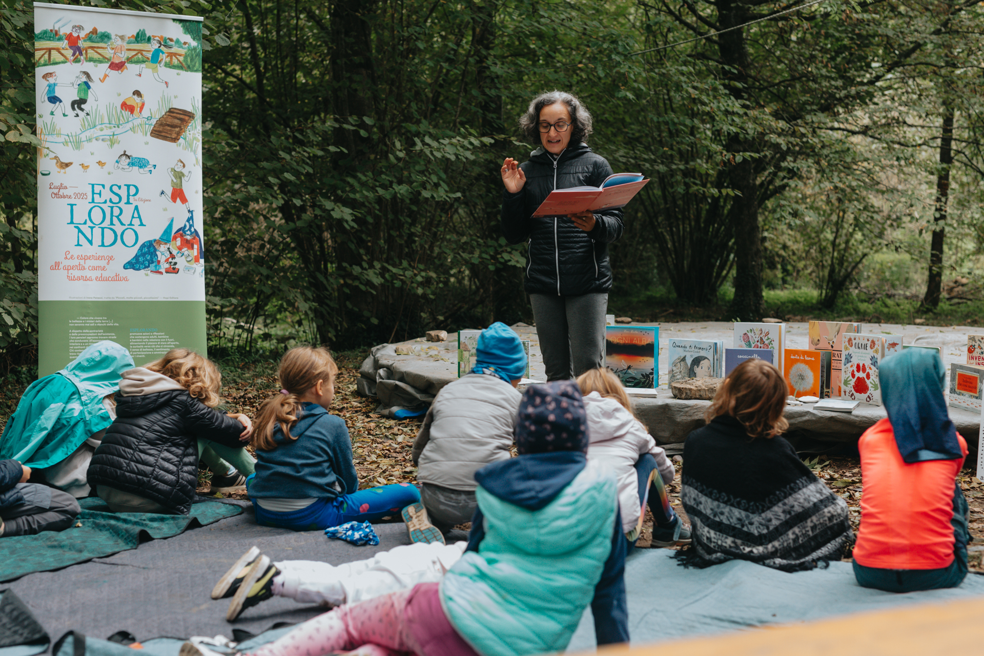 Attività di lettura e scoperta con i bambini nel bosco