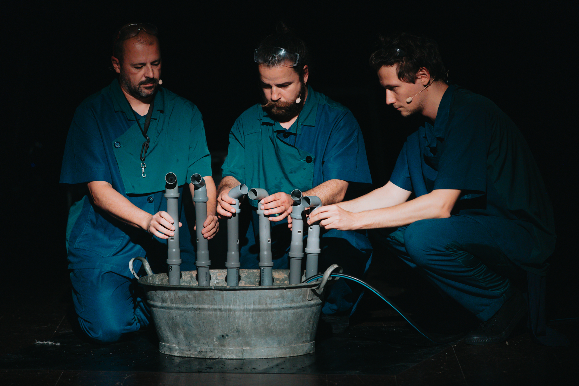 attori sloveni che creano suoni da tubi inseriti nell'acqua
