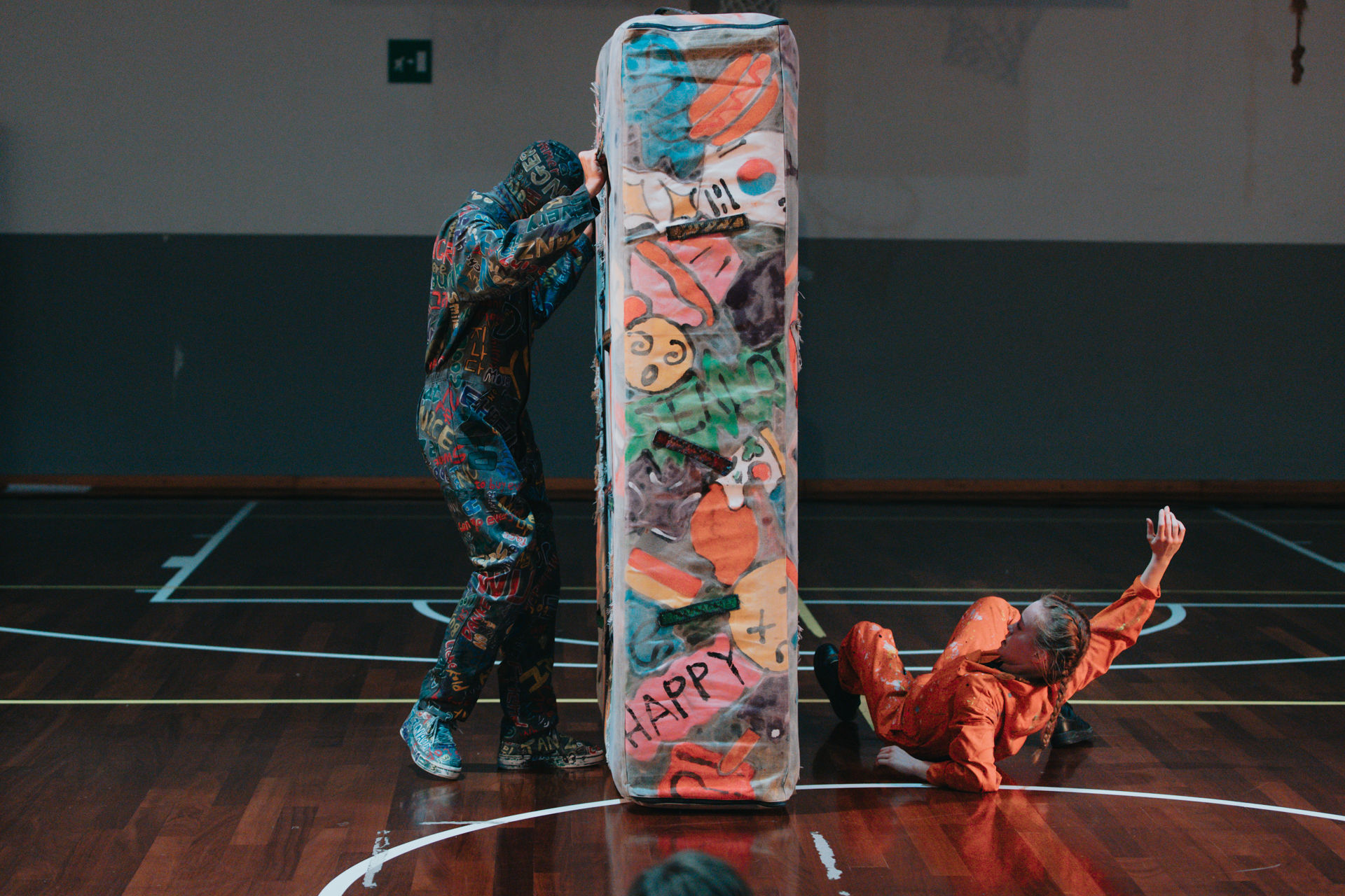 Due attori danzano attorno ad un materasso