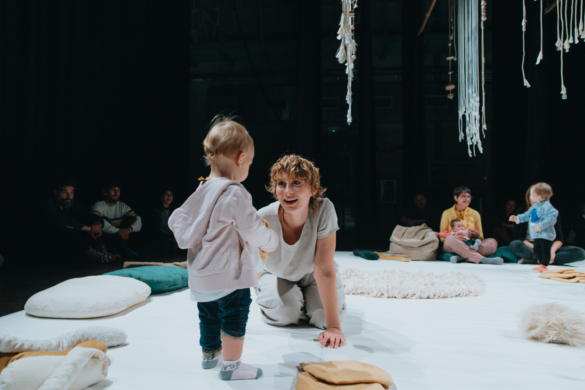Attrice croata in scena con un bambino di pochi mesi
