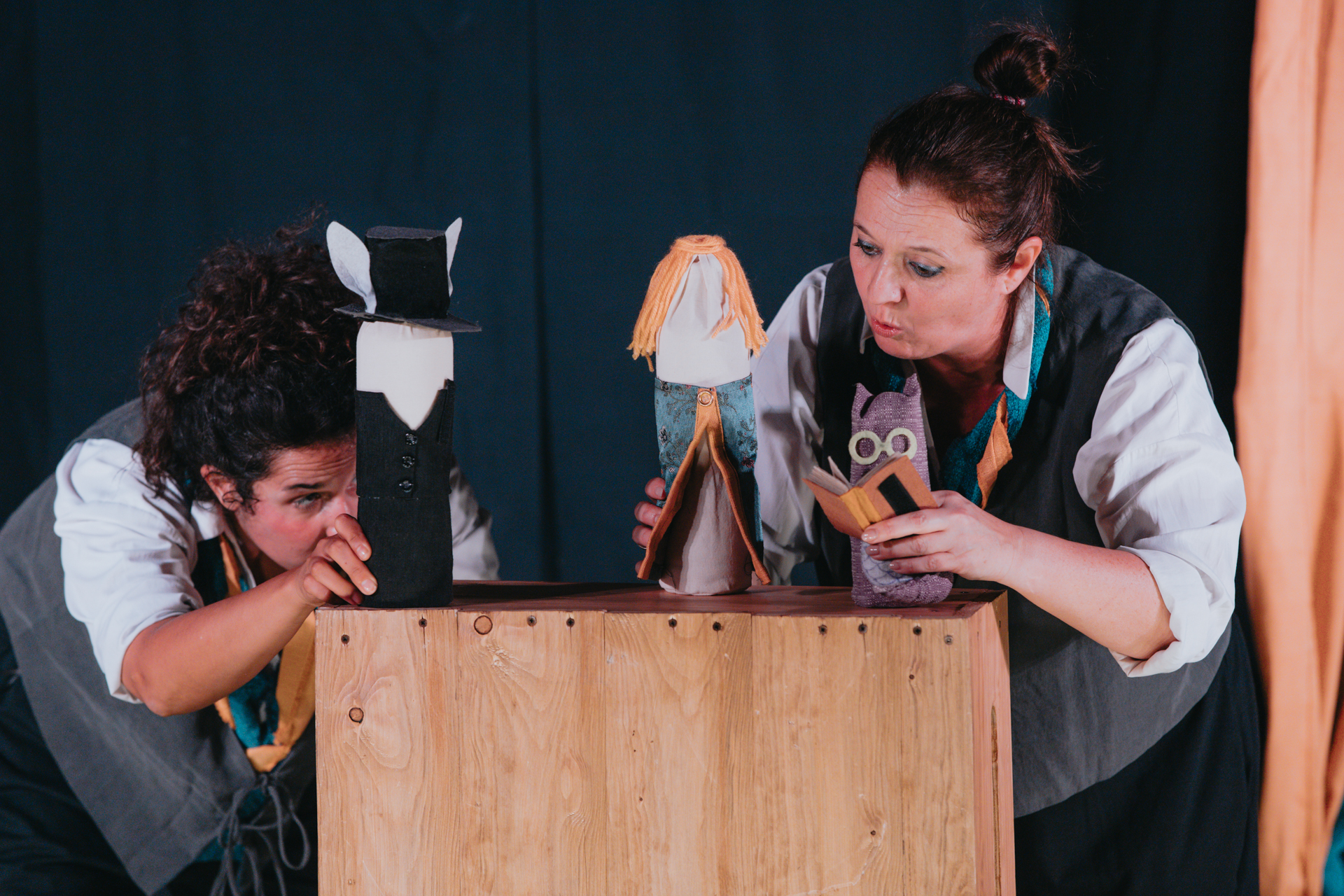 due attrici in scena con i burattini