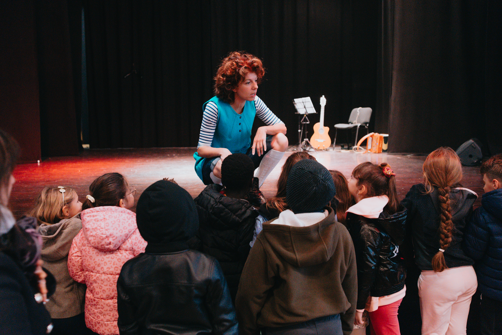 attrice incontra in proscenio i bambini