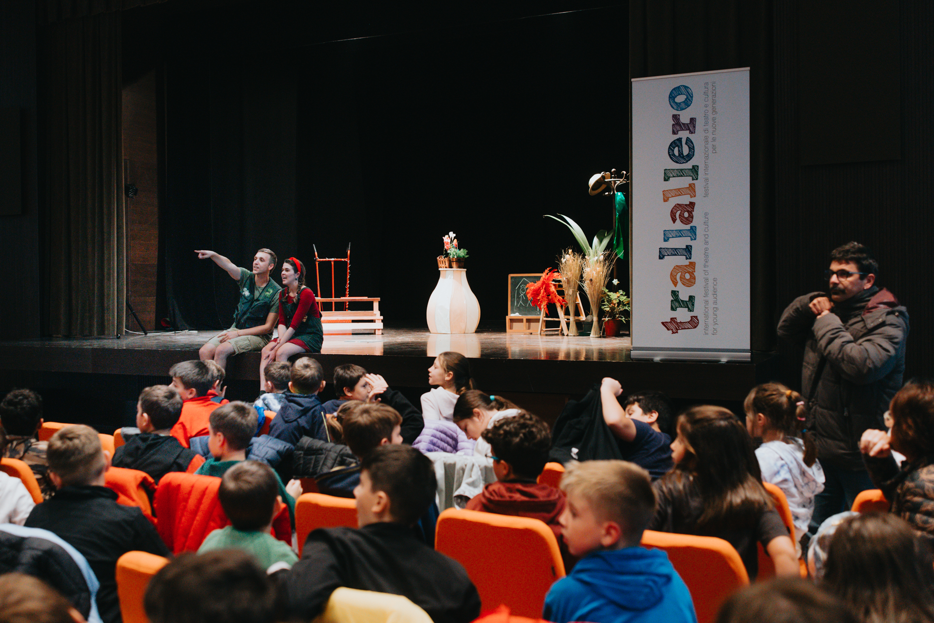 gli attori incontrano il pubblico di bambini