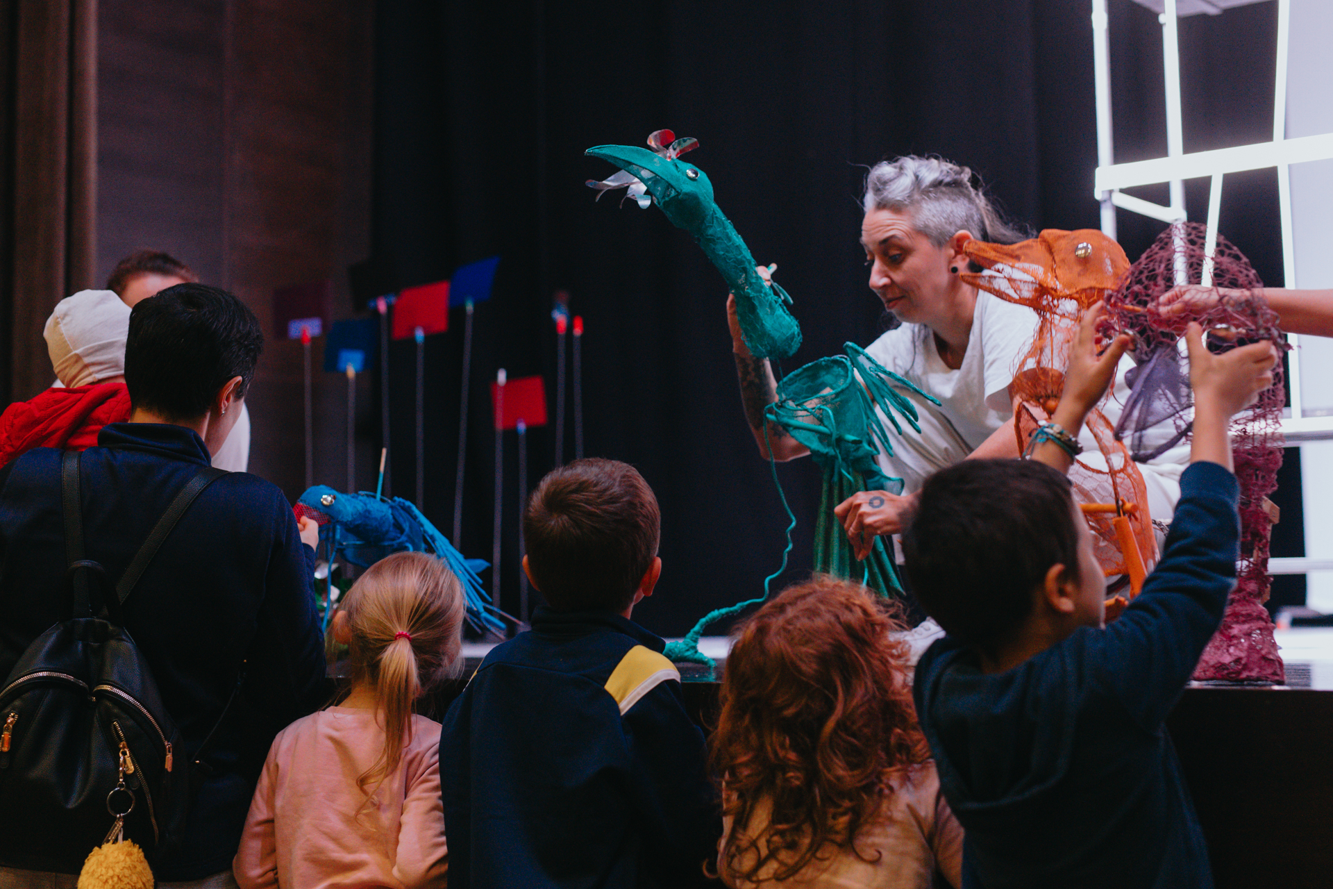 attrice e puppet che interagiscono con i bambini