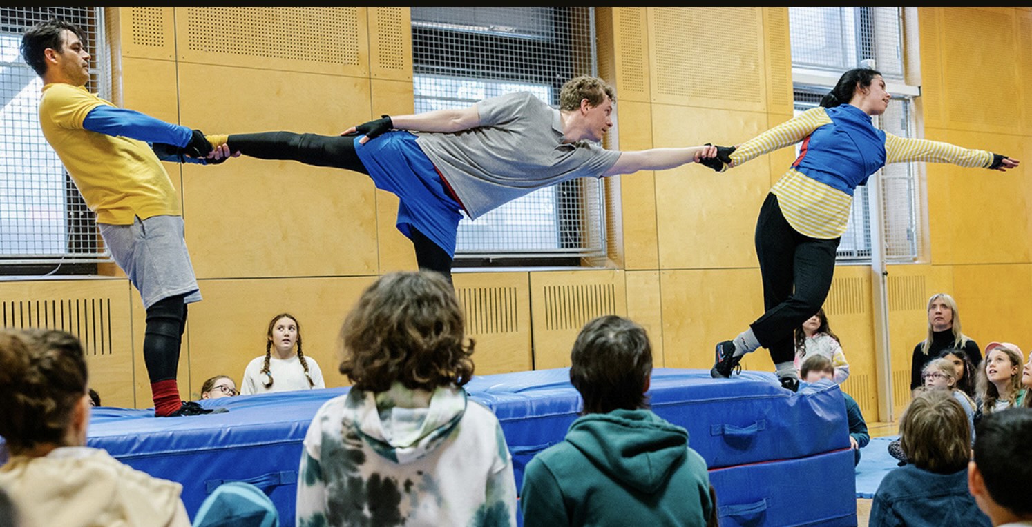 3 dancers among students