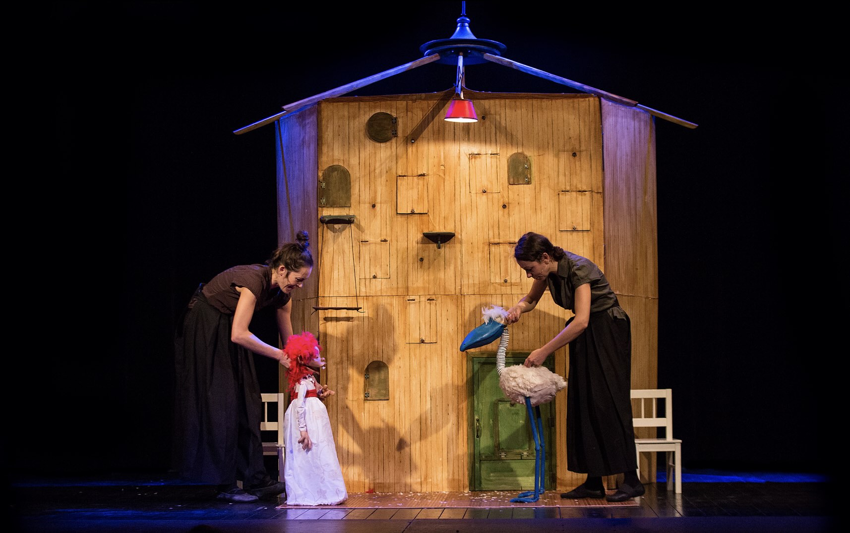 attori in scena con pupazzi